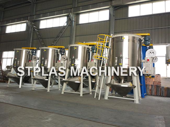 Masterbatch Hopper ลูกกลิ้งพลาสติก Hopper เครื่องผสมอาหารแนวตั้ง Masterbatch Mixer 1000L